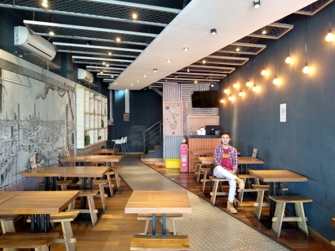 Seimos Cafe  Caf Unik dan Kekinian dengan Desain  Interior 
